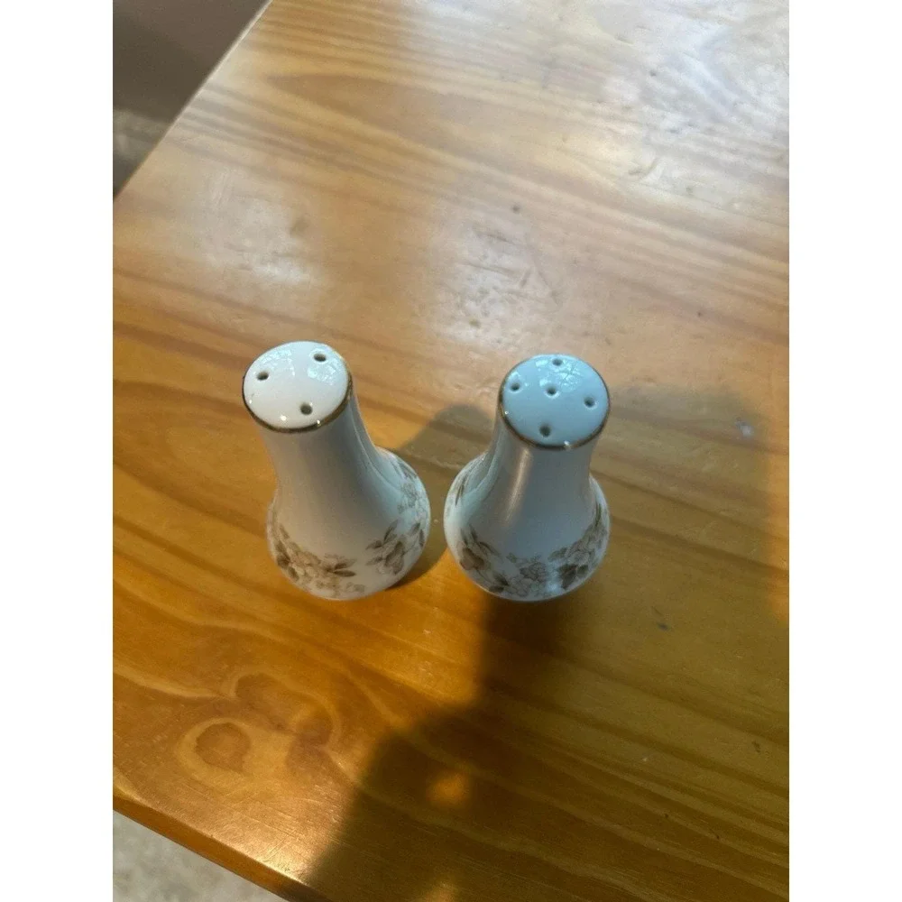 Oakbrook By Nitto Salt and Pepper Shakers Japan Mid Century Mod Florals White